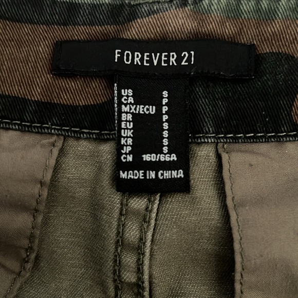 Forever 21 sz S, camo print, mini skirt with pockets. - Picture 9 of 11